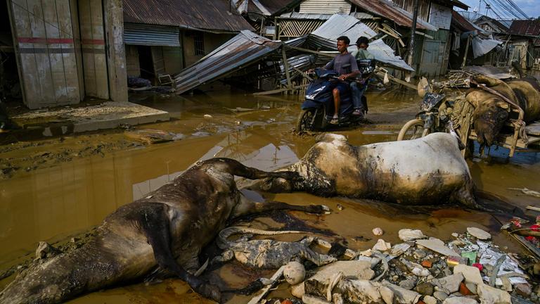 Die Straßen von Indonesien stehen voller Wasser