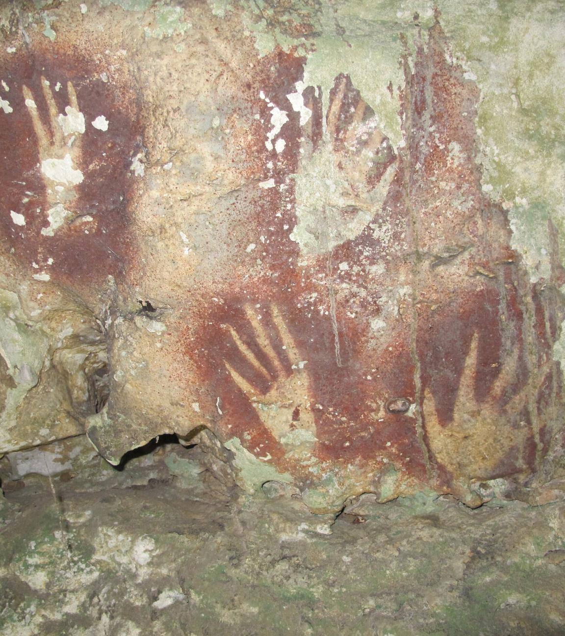 Dieses undatierte Bild, das von Maxime Aubert zur Verfügung gestellt wurde, zeigt Handabdrücke mit zugespitzten Fingerspitzen in der Maros-Region von Sulawesi, Indonesien.