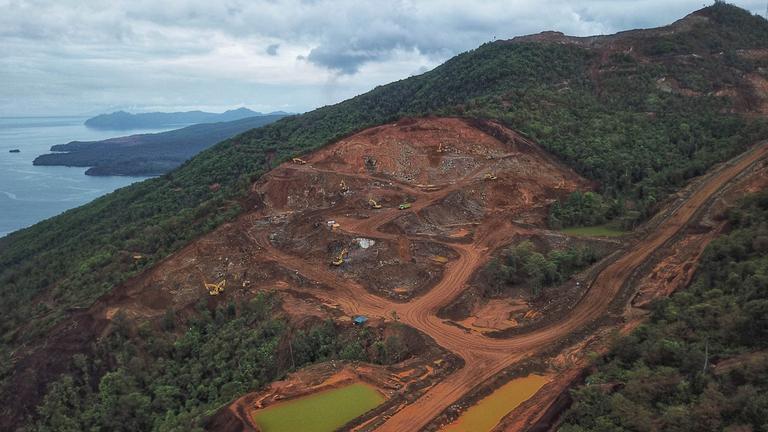 Eine Luftaufnahme zeigt den Bergbaustandort von Harita Nickel, einem der größten Nickelproduzenten Indonesiens, auf der Insel Obi, Süd-Halmahera, Nord-Molukken