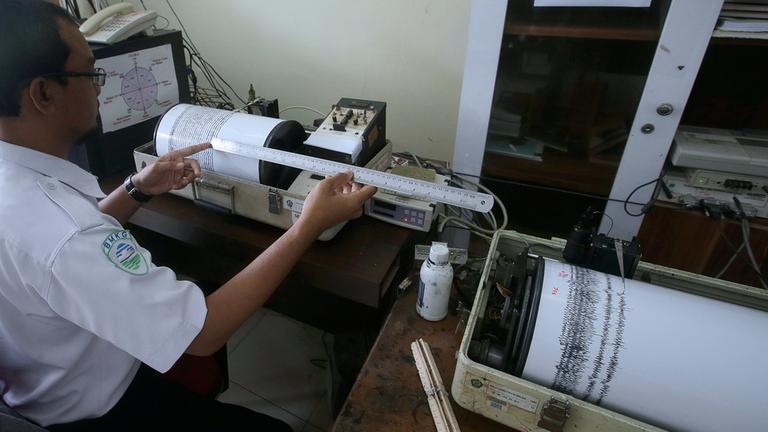 Seismografen in einer Beobachtungstelle in Carita, Indonesien, aufgneommen am 27.12.2018
