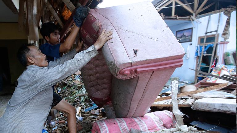 Der Einheimische Alimin räumt sein Haus auf nach dem Tsunami in Carita, Indonesien, aufgenommen am 27.12.2018