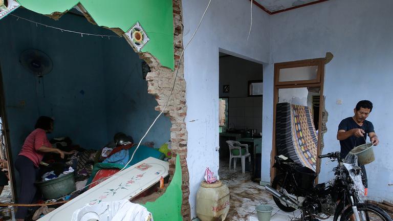 Einheimische bei Aufräumarbeiten nach dem Tsunami in Carita, Indonesien, aufgenommen am 27.12.2018