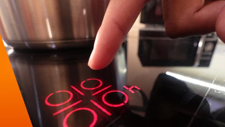 Induktionsherd: Finger zeigt auf Leuchtdioden