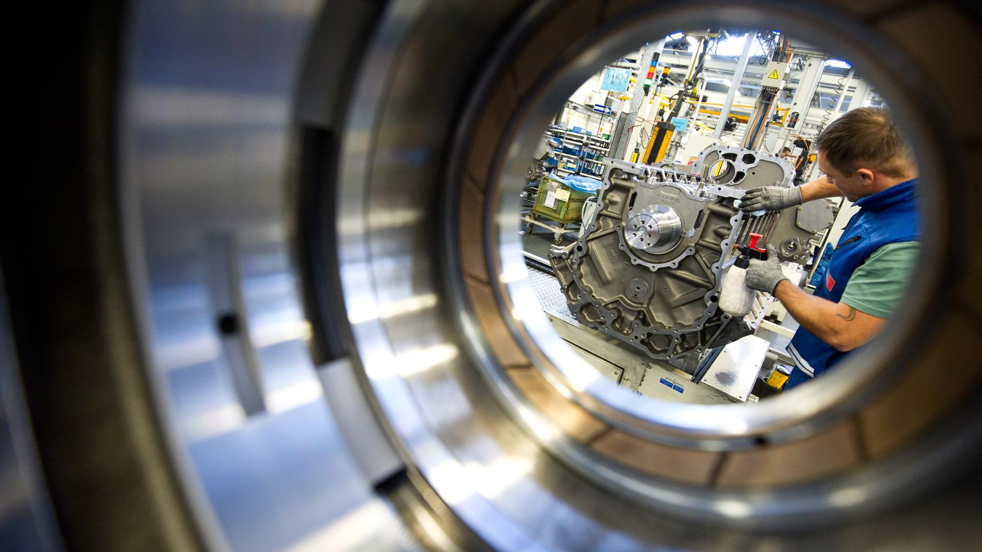 Arbeiter reinigt Automotor