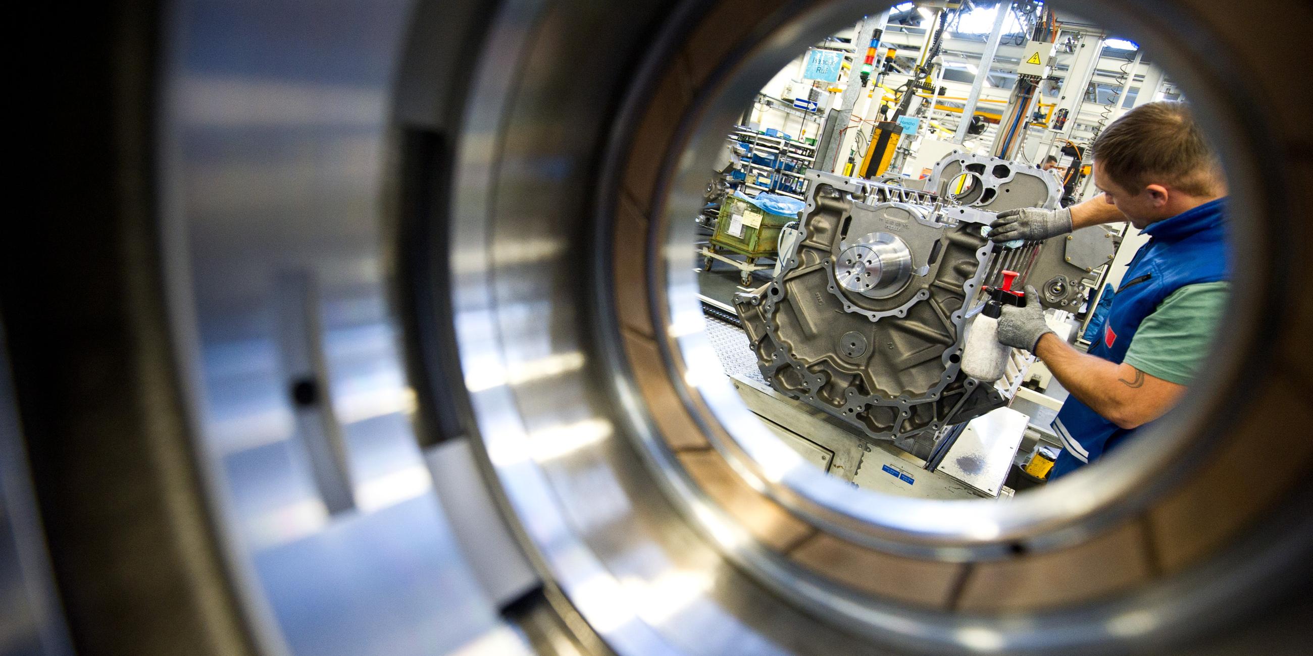 Arbeiter reinigt Automotor