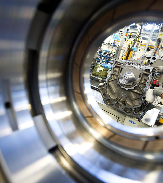 Arbeiter reinigt Automotor