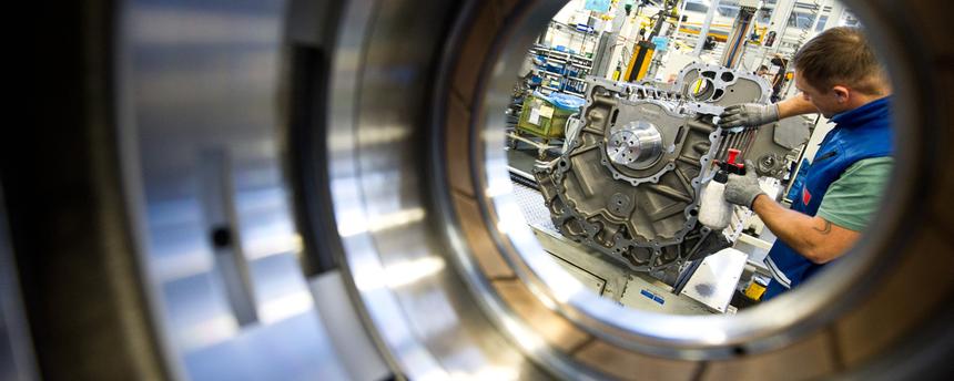 Arbeiter reinigt Automotor