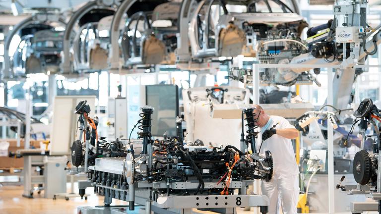 Ein Fließband in einer Produktionshalle