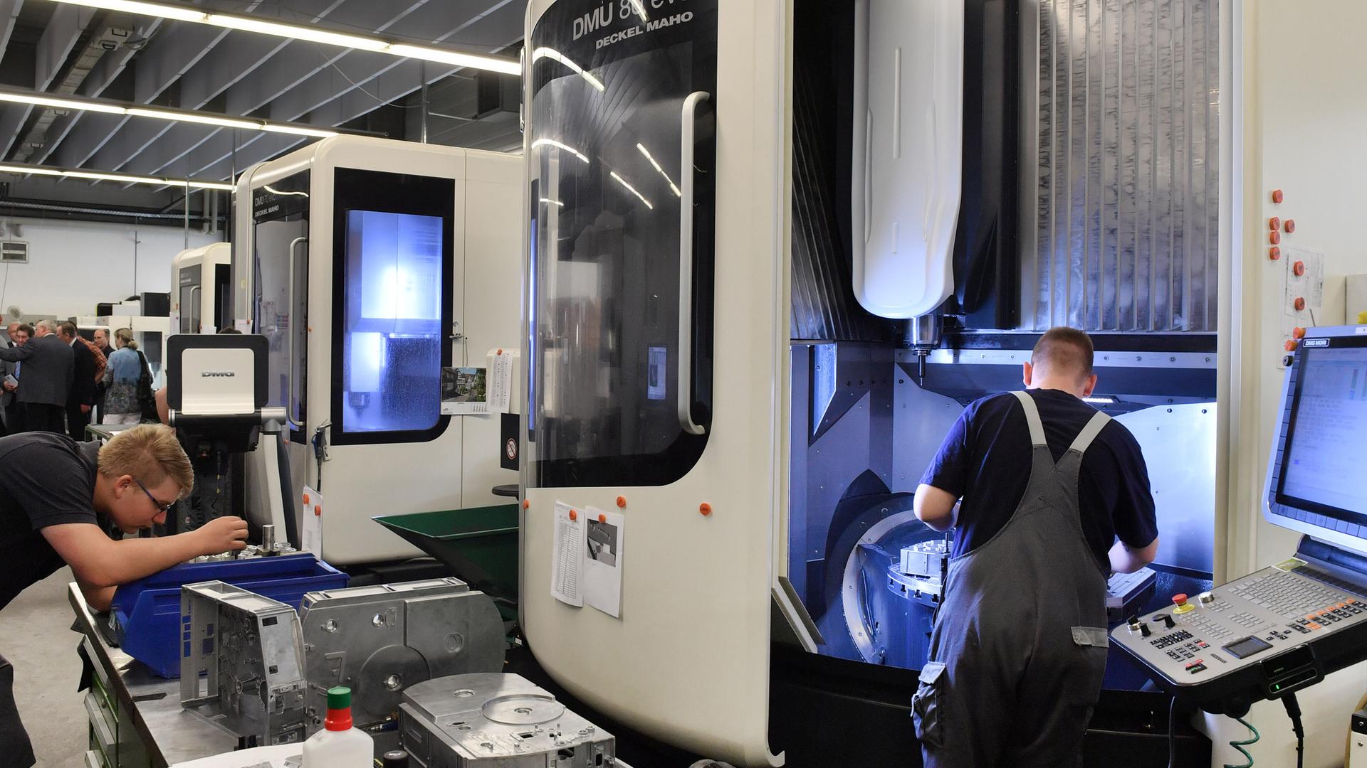 Fertigung der cab Produkttechnik Sömmerda Gesellschaft für Computer- und Automationsbausteine mbH bedienen Mitarbeiter am 11.07.2016 in Sömmerda (Thüringen) die Maschinen.