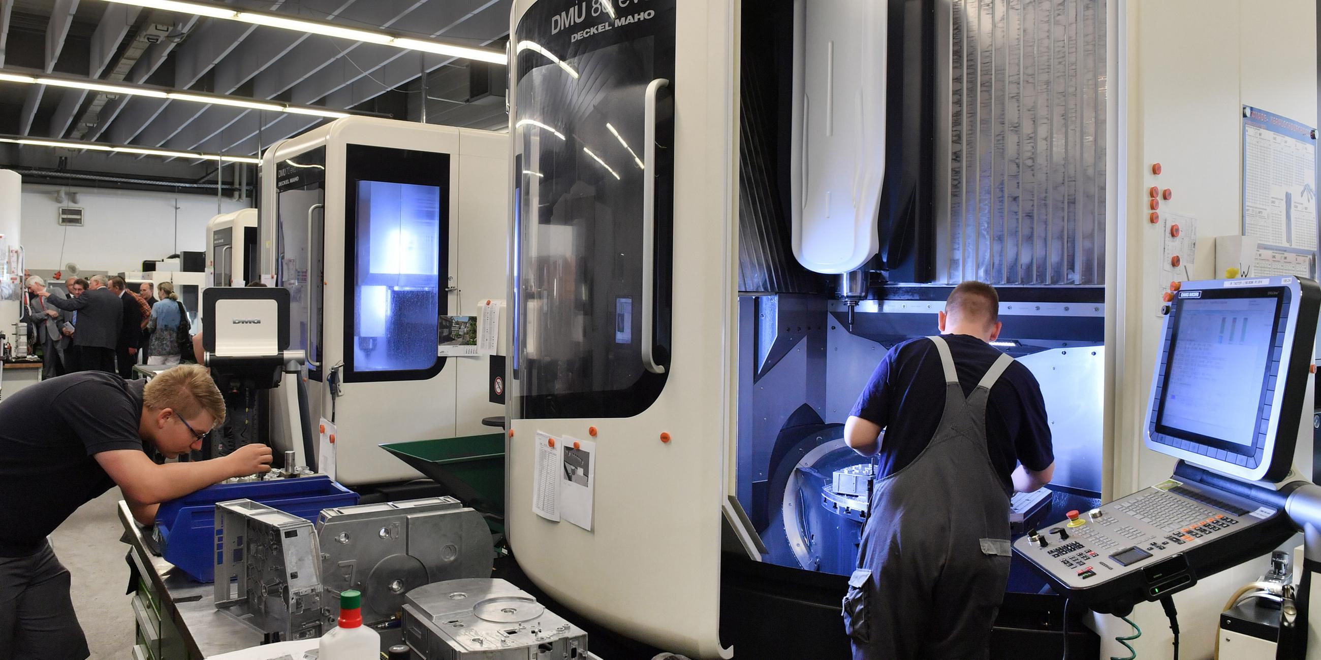 Fertigung der cab Produkttechnik Sömmerda Gesellschaft für Computer- und Automationsbausteine mbH bedienen Mitarbeiter am 11.07.2016 in Sömmerda (Thüringen) die Maschinen.