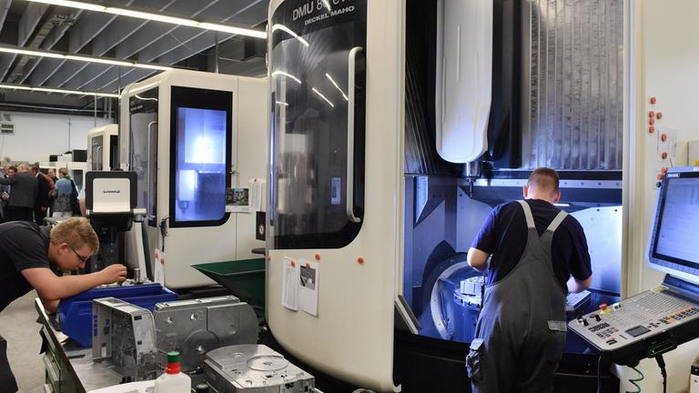 Fertigung der cab Produkttechnik Sömmerda Gesellschaft für Computer- und Automationsbausteine mbH bedienen Mitarbeiter am 11.07.2016 in Sömmerda (Thüringen) die Maschinen.