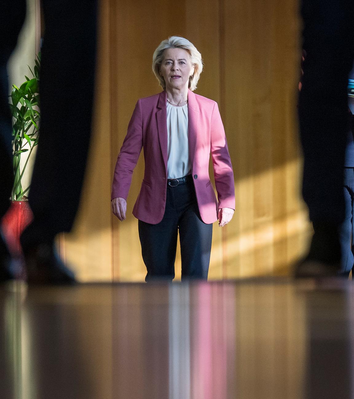Ursula von der Leyen, Präsidentin der Europäischen Kommission, trifft im Hauptsitz der Europäischen Kommission ein. 