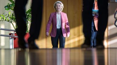 Ursula von der Leyen, Präsidentin der Europäischen Kommission, trifft im Hauptsitz der Europäischen Kommission ein. 