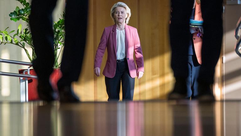 Ursula von der Leyen, Präsidentin der Europäischen Kommission, trifft im Hauptsitz der Europäischen Kommission ein. 