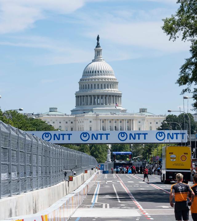 Blick auf die Pennsylvania Avenue, die für das Indycar-Rennen vorbereitet wird.