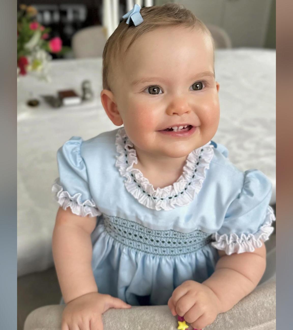 Ines, die Tochter des schwedischen Prinzen Carl Philip und Prinzessin Sofia, blickt in die Kamera.