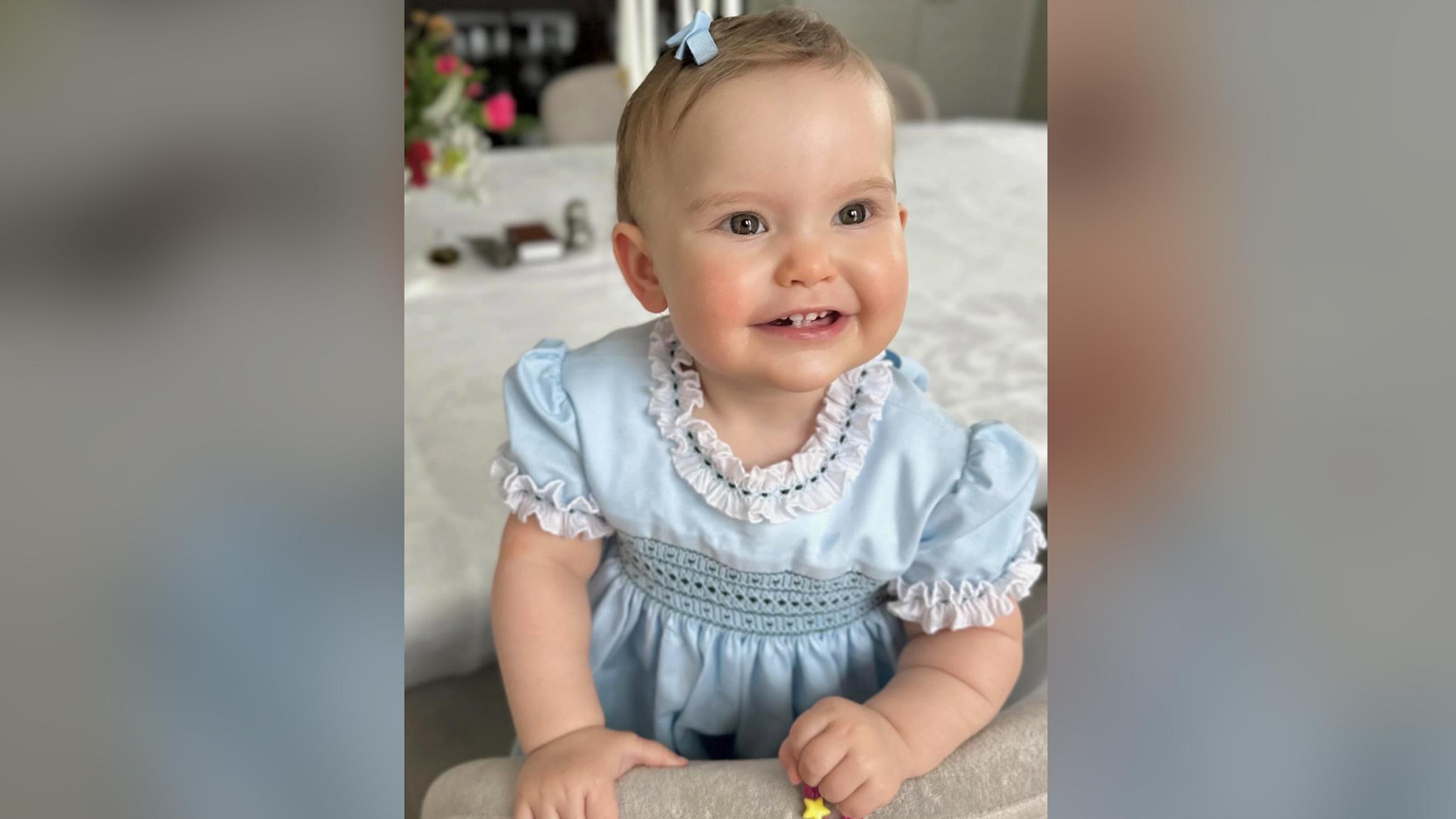 Ines, die Tochter des schwedischen Prinzen Carl Philip und Prinzessin Sofia, blickt in die Kamera.