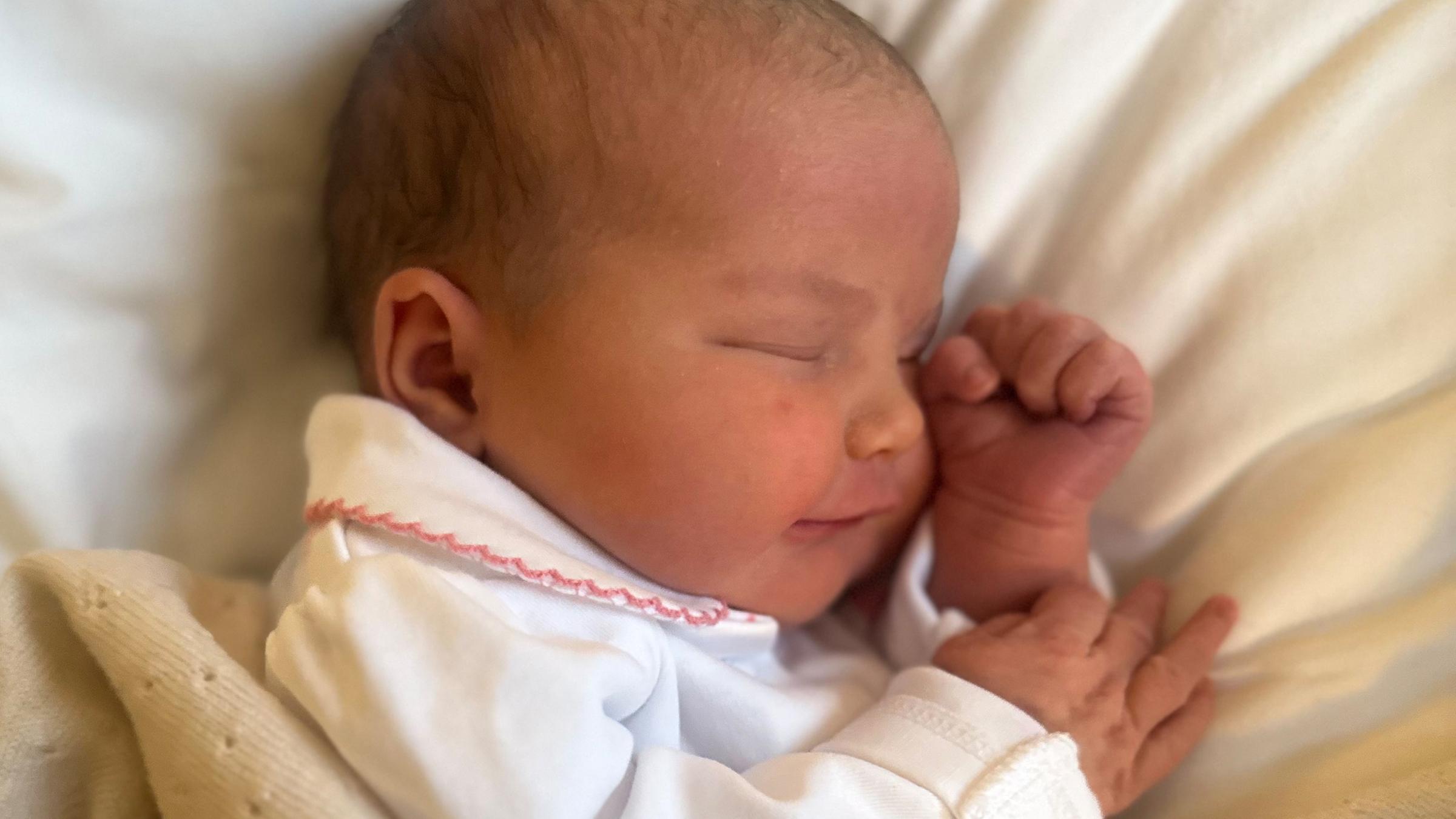 “Ines“ heißt die Tochter von Prinz Carl Philip und Prinzessin Sofia. Das verkündete der stolze Großvater König Carl Gustaf. Das erste Foto kommt von Mama Sofia höchstpersönlich. (10.02.2025) 