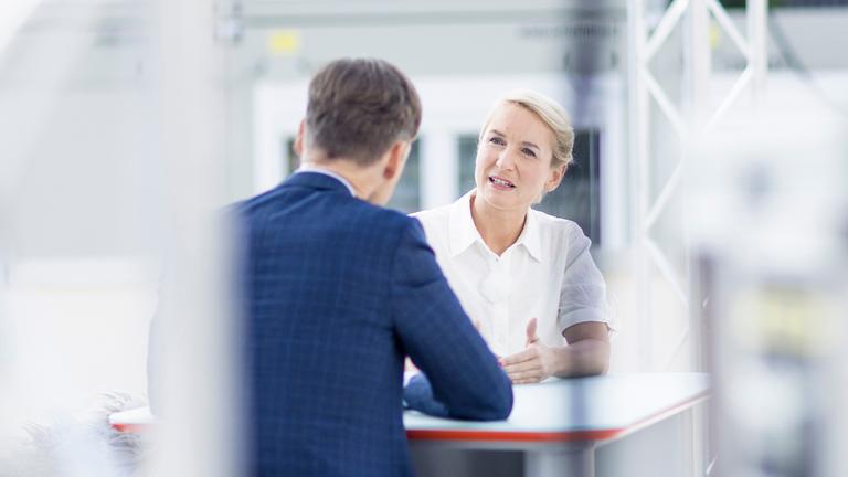 "Berlin direkt - Sommerinterview - Sendung vom 24.08.2025": Wulf Schmiese, Ines Schwerdtner sitzen sich gegenüber und sind im Gespräch.