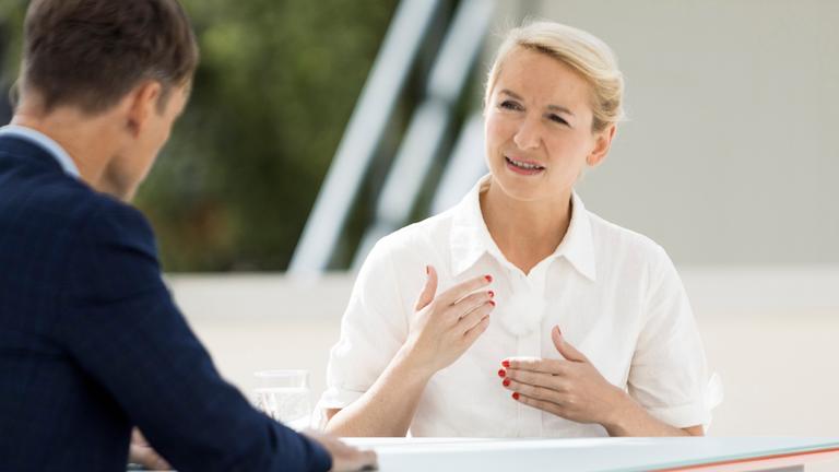 "Berlin direkt - Sommerinterview - Sendung vom 24.08.2025": Wulf Schmiese, Ines Schwerdtner sitzen sich gegenüber und sind im Gespräch.