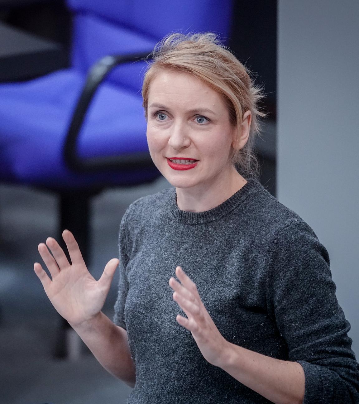Ines Schwerdtner, Bundesvorsitzende Die Linke, spricht bei der Sitzung des Bundestags zum Auftakt der Haushaltswoche.