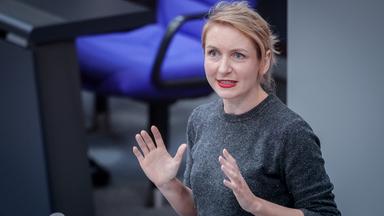 Ines Schwerdtner, Bundesvorsitzende Die Linke, spricht bei der Sitzung des Bundestags zum Auftakt der Haushaltswoche.