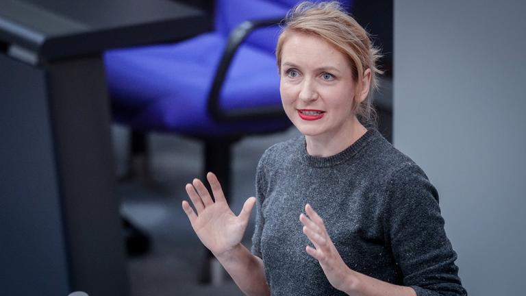 Ines Schwerdtner, Bundesvorsitzende Die Linke, spricht bei der Sitzung des Bundestags zum Auftakt der Haushaltswoche.