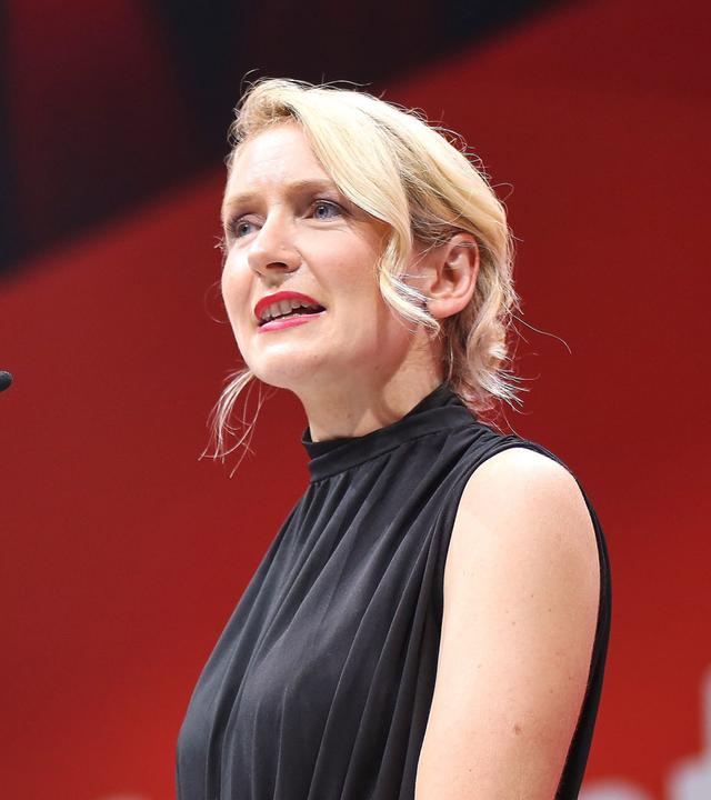Ines Schwerdtner spricht beim Bundesparteitag der Linken in der Metropolis-Halle in Potsdam am 20. Juni 2026 zu den Delegierten.