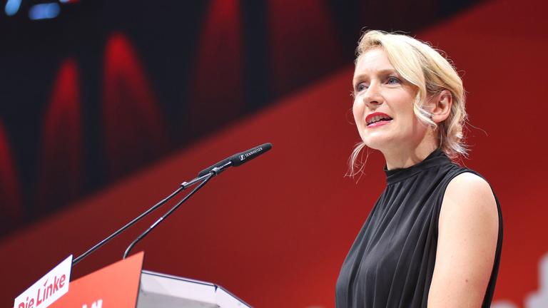 Ines Schwerdtner spricht beim Bundesparteitag der Linken in der Metropolis-Halle in Potsdam am 20. Juni 2026 zu den Delegierten.