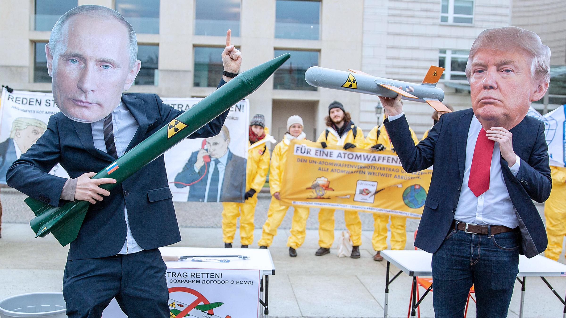 Protest-Aktion: Reden statt ruesten! Atomwaffen abschaffen! vor der US-Botschaft in Berlin am 01.02.2019