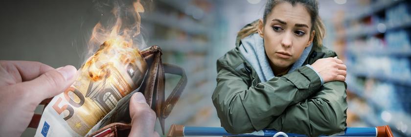  Links der Blick auf ein geöffnetes Portemonnaie, in dem ein 50€-Schein brennt; rechts eine junge Frau, die traurig/nachdenklich einen Einkaufswagen schiebt.