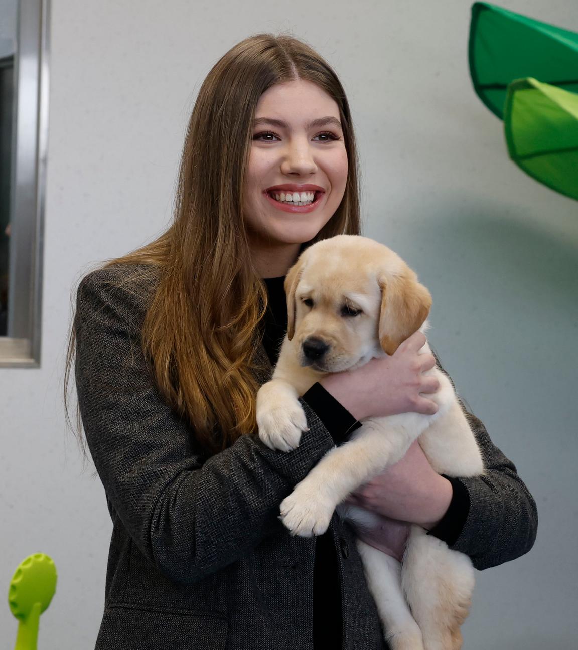 Infantin Sofía kuschelt Blindenhunde