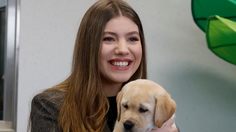 Infantin Sofía kuschelt Blindenhunde