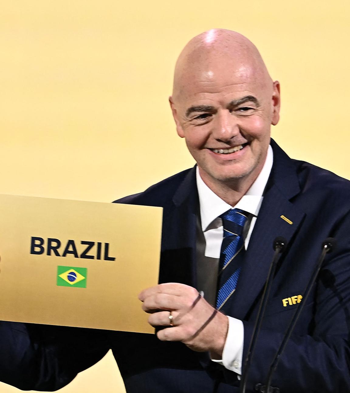 FIFA-Präsident Gianni Infantino zeigt ein Schild mit der Aufschrift "Brasilien"