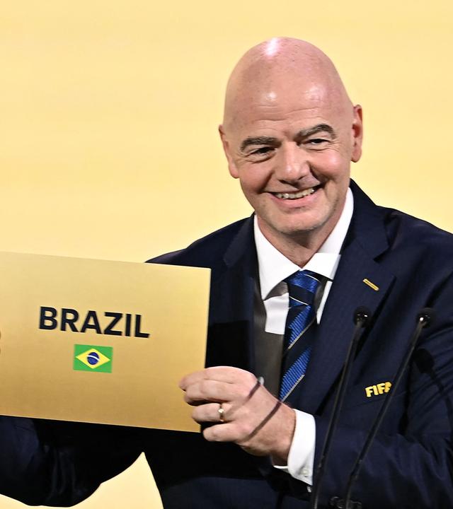 FIFA-Präsident Gianni Infantino zeigt ein Schild mit der Aufschrift "Brasilien"