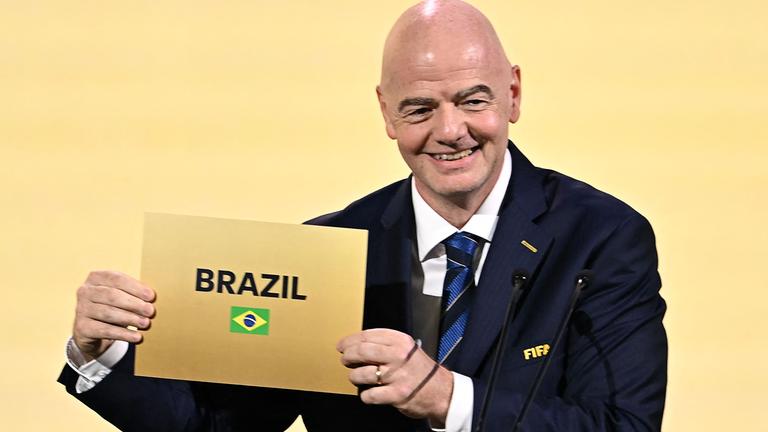 FIFA-Präsident Gianni Infantino zeigt ein Schild mit der Aufschrift "Brasilien"