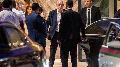 Trotz heftiger Kritik an den jüngsten Investorenplänen bleibt Gianni Infantino (m) Präsident des Weltfussballverbands FIFA.