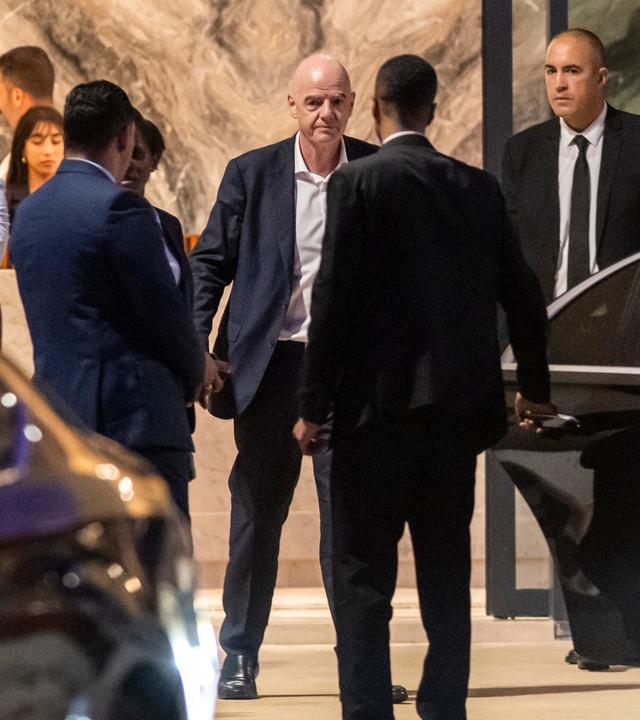 Trotz heftiger Kritik an den jüngsten Investorenplänen bleibt Gianni Infantino (m) Präsident des Weltfussballverbands FIFA.