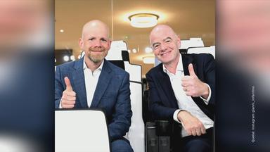 Trotz heftiger Kritik an den jüngsten Investorenplänen bleibt Gianni Infantino (m) Präsident des Weltfussballverbands FIFA.