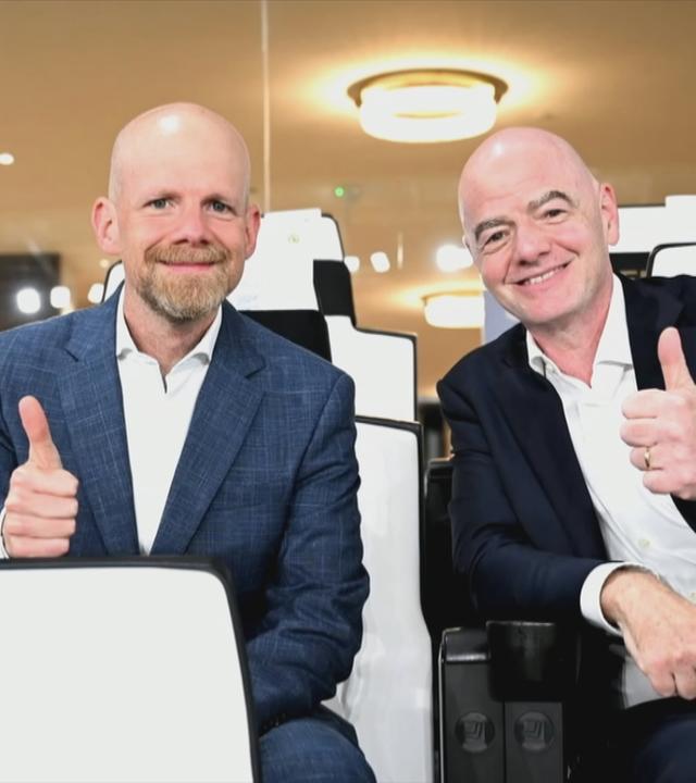 Trotz heftiger Kritik an den jüngsten Investorenplänen bleibt Gianni Infantino (m) Präsident des Weltfussballverbands FIFA.
