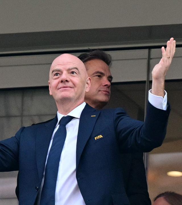 FIFA-Präsident Gianni Infantino streckt die Arme aus