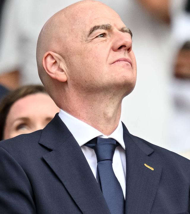 FIFA-Präsident Gianni Infantino blickt nach oben