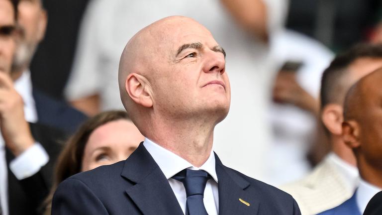 FIFA-Präsident Gianni Infantino blickt nach oben