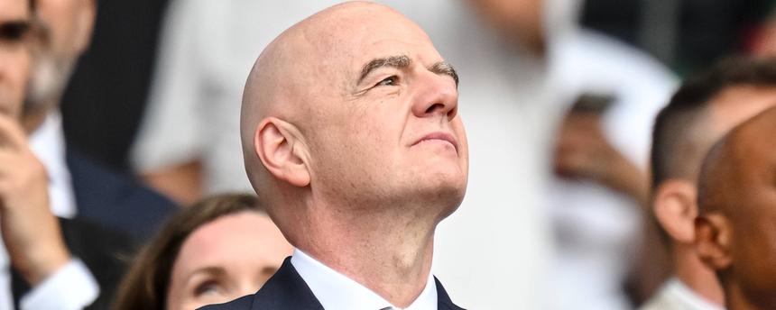 FIFA-Präsident Gianni Infantino blickt nach oben