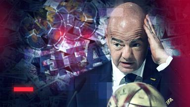 Fotomontage: FIFA-Präsident Gianni Infantino im dunklen Anzug, eine Hand ans Ohr gelegt, vor einer Collage aus Euro-Banknoten. Im Vordergrund ist teilweise ein Fußball mit FIFA-Aufdruck zu sehen. Das Bild ist mit halbtransparenten weißen, blauen und roten Grafikelementen sowie einem feinen Raster überlagert und erhält dadurch ein modernes, redaktionelles Erscheinungsbild.