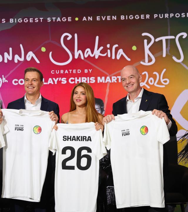 Kaka (l-r), Hugh Evans, Shakira und Gianni Infantino posieren für ein Foto nach einer Podiumsdiskussion über die Halbzeitshow der FIFA Fußball-Weltmeisterschaft 2026 während des Global Citizen NOW-Gipfels.