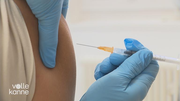 Eine Person wird geimpft.