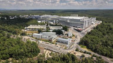 Rund 5 Milliarden Euro hat Infineon in seine neue Mikrochip-Produktionsstätte in Dresden investiert.