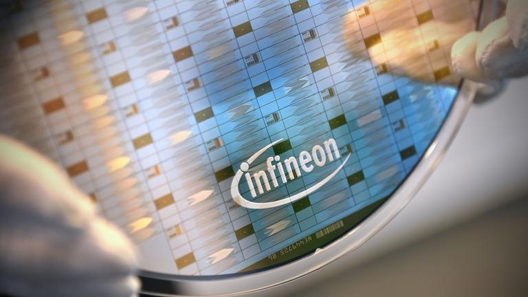 Ein Chip von der Firma Infineon in der Nahaufnahme.