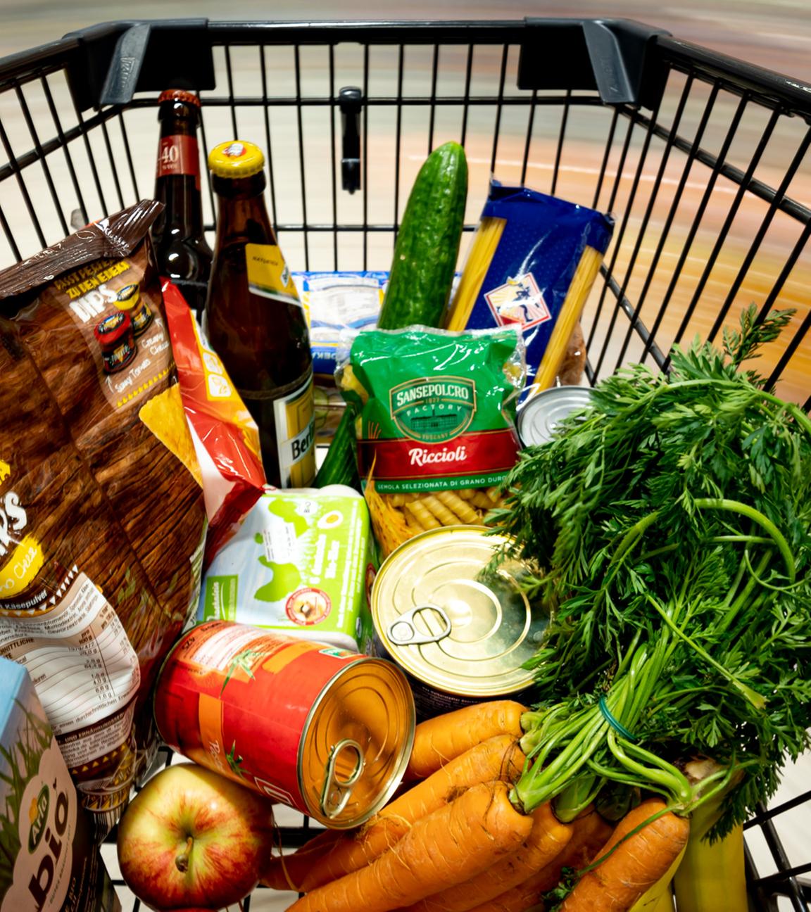 Archiv: Ein Einkauf liegt in einem Einkaufswagen in einem Supermarkt.